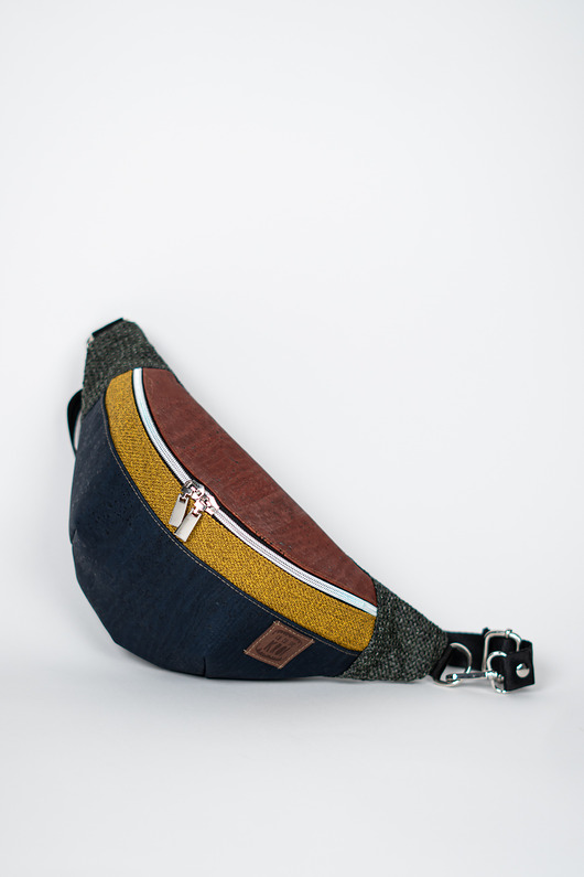 torby i nerki męskie Designerska męska nerka z korka granatowa ODCIENIE ZIEMI