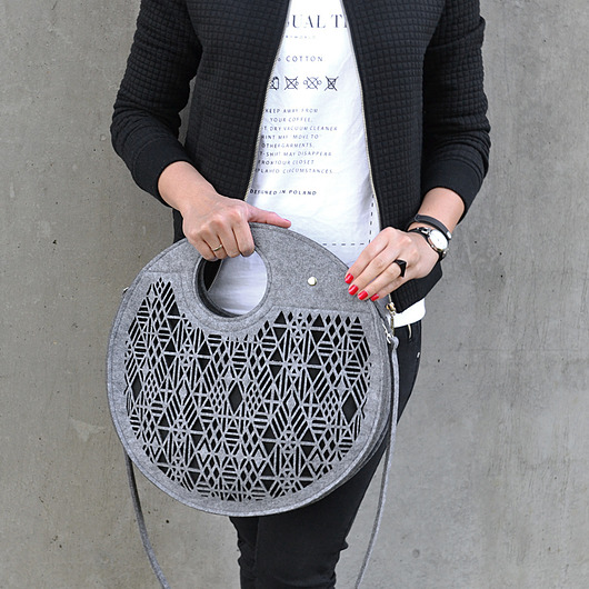 Szara filcowa torebka GeometricSpaciousStrainer felt label