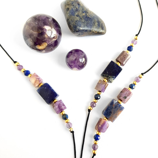 Sodalit, czaroit, lapis lazuli i ametyst Magneska
