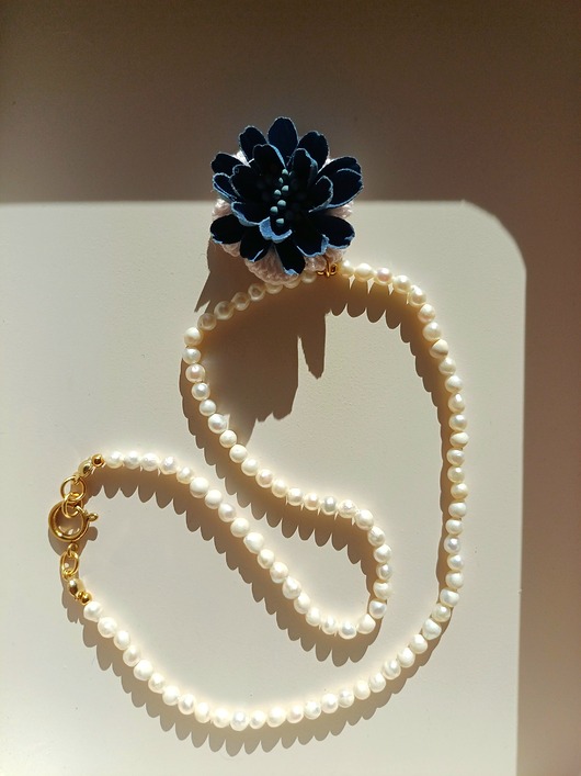 naszyjniki - inne Naszyjnik z pereł naturalnych i aplikacją - kwiatem