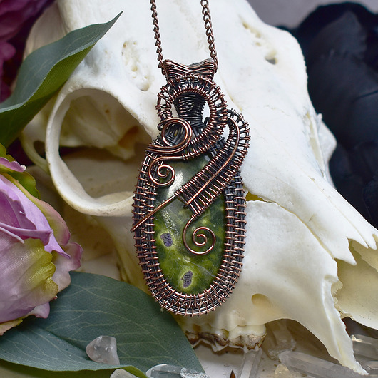 wisiory Miedziany wisiorek wire wrapping z zielonym stichtytem