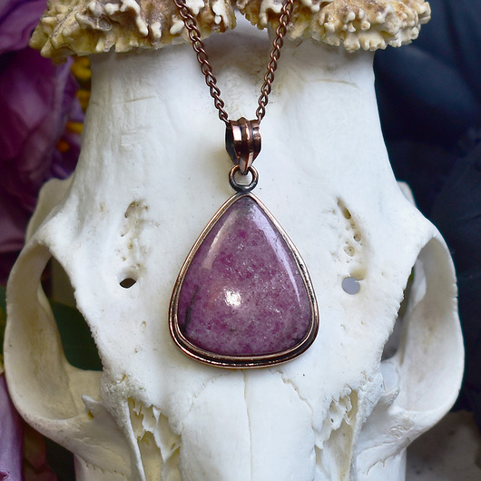 wisiory Miedziany wisiorek z rodonitem w prostej ozdobnej oprawie