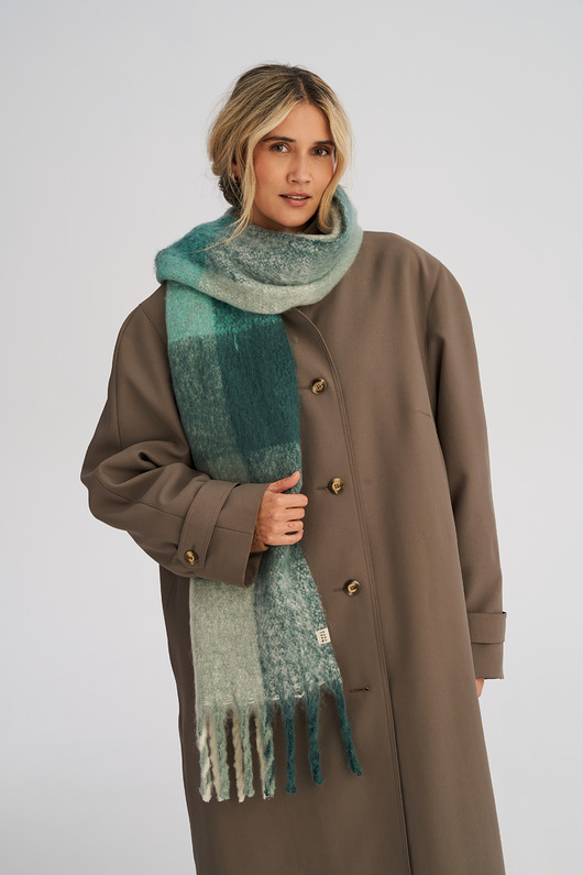 szale damskie Puchaty szalik z frędzlami w zieloną kratę