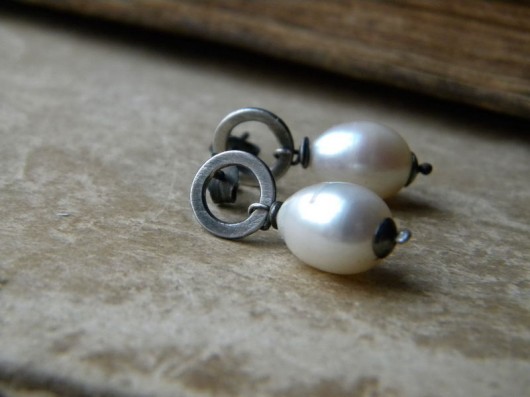 kolczyki wire wrapping białe perły na małych kółkach