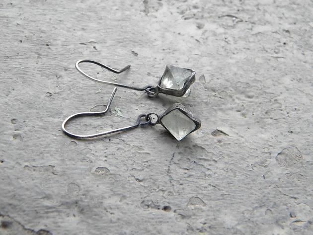 kolczyki wire wrapping Surowe zielone  fluoryty     - kolczyki