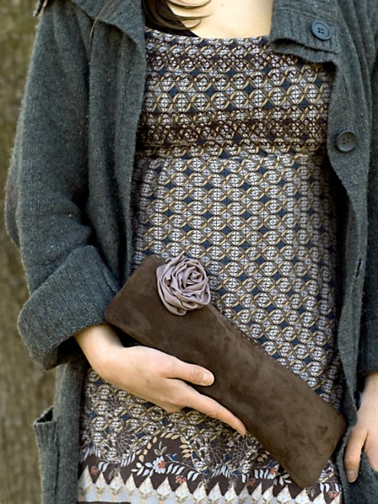 Czekoladowa z jedwabną różą patkas