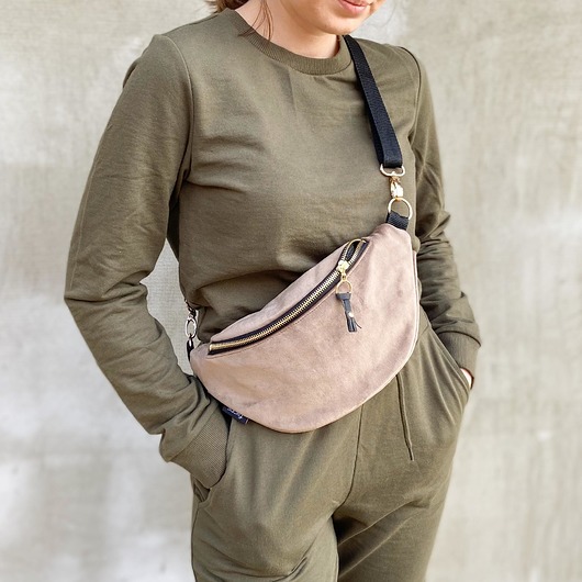 Welurowa nerka beż sacky bag