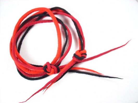 Ciekawy Naszyjnik z Filcu: Snaking Red filcant