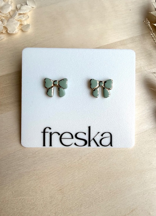 kolczyki z masy plastycznej Kolczyki Kokardki matowe ze złotem - różne kolory