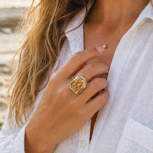 pierścionki srebrne Surowy pierścionek z bursztynem bałtyckim i srebrem, Pierścionek bursztytnowy