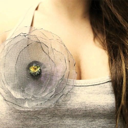 Broszka Gray Flower by Daffne LOVINA PRINTS
