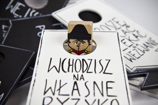 Wchodzisz na własne ryzyko. Zawieszka na klamkę. studio hoho