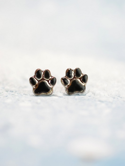 kolczyki ceramiczne Łapki czarne- mini ceramiczne kolczyki z łapką