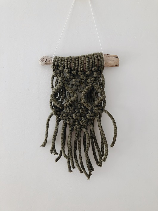 Makrama mini oliwkowa 11x24 cm Śmiała Sztuka