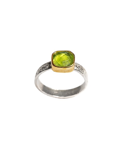 pierścionki srebrne Pierścionek z peridotem na srebrnej obrączce