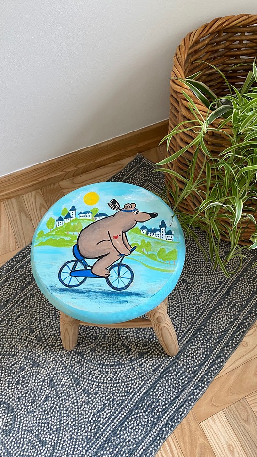 meble do pokoju dziecka Ręcznie malowany stołek dziecięcy - Miś na rowerze - pamiątka na lata