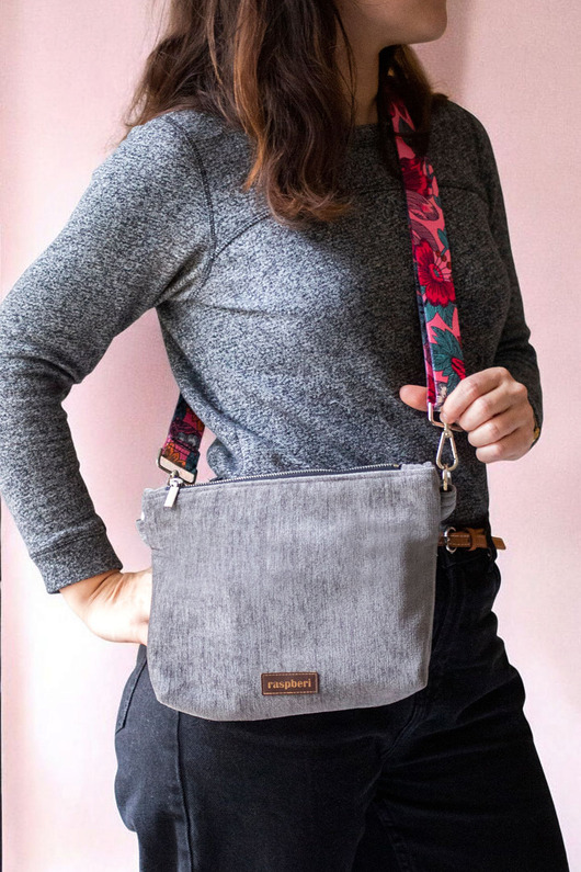 torebki mini Szara kopertówka na kolorowym pasku w kwiaty