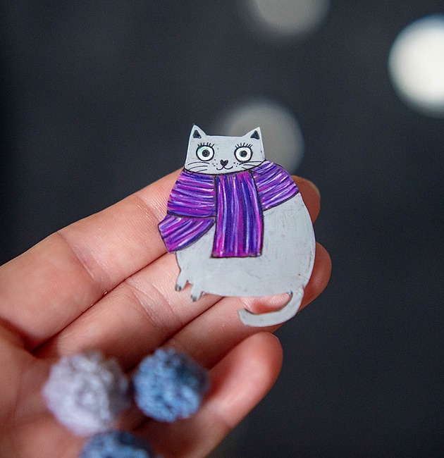broszki Broszka dla kociary z szarą kotką w fioletowym szaliku