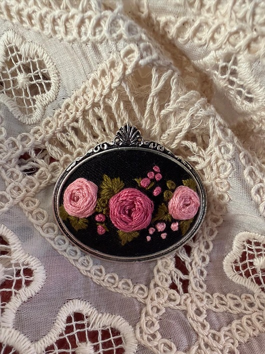 broszki Ręcznie haftowana broszka "Bukiet róż "