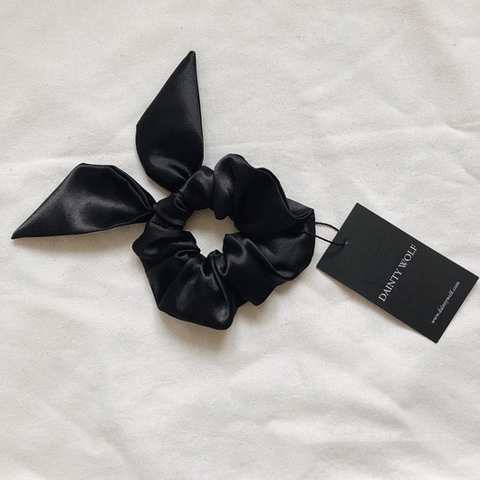 Satynowa gumka do włosów - SCRUNCHIE Dainty Wolf
