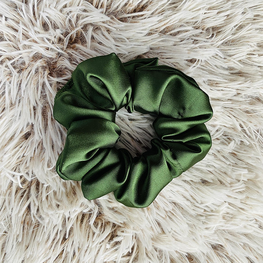 Satynowa gumka do włosów scrunchie Zielona Nandi