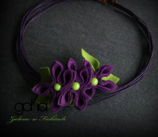 zielone w fioletach -Biżuteria Autorska FlowerFelt Design