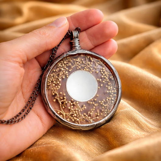 wisiory Naszyjnik z lusterkiem i dzikim bzem 