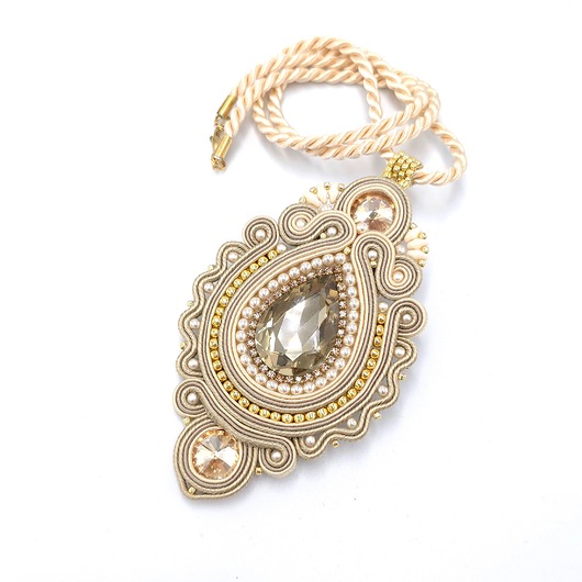 wisiory Wisiorek sutasz naszyjnik beżowo złoty wieczorowy z kryształami Goldea