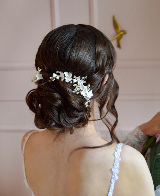 Ślubne ozdoby do włosów Gałązka z kokówką zdobiona kwiatami i cyrkoniami