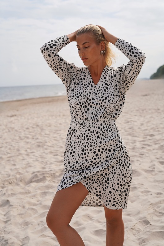 sukienki mini damskie CS PREMIUM - Elegancka kremowa sukienka w czarne cętki