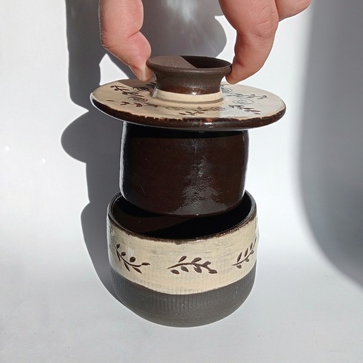 kuchnia - różne Maselniczka wodna ciemna z liśćmi