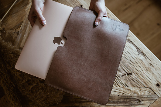 etui na laptopa POKROWIEC MACBOOK 13"SLEEVE ciemny brąz