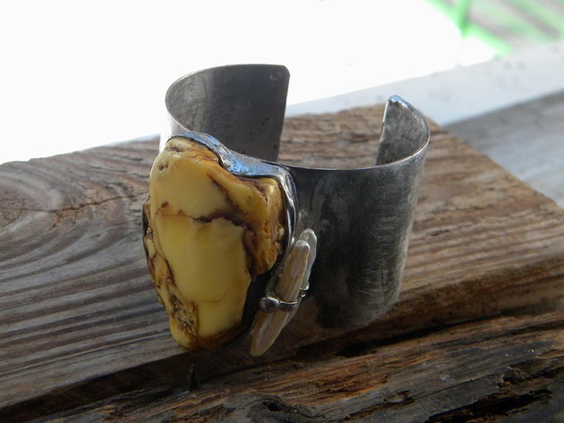 bransoletki wire wrapping Wielki bursztyn mleczny z perłami  -  bransoleta mankiet CUFF