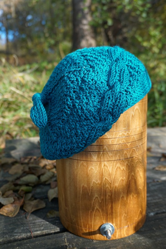 czapki damskie Morski beret o strukturalnym splocie, miękki, ręcznie robiony