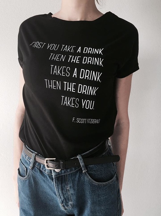 Koszulka z cytatem,Fitzgerald,"The Drink" Golden Lips