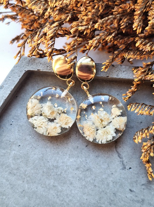 kolczyki z żywicy Kolczyki z suszonymi kwiatami białej gipsówki