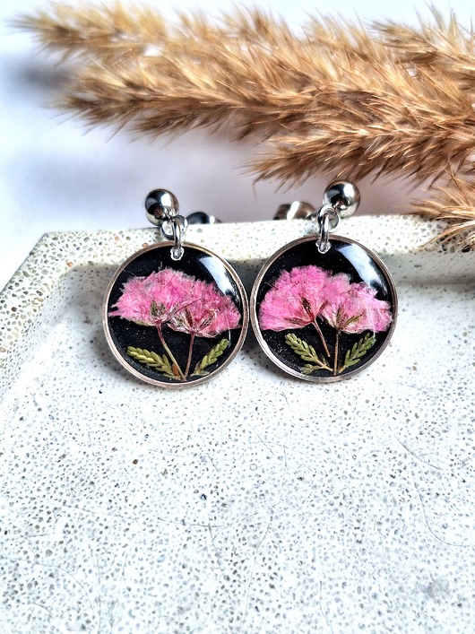 kolczyki z żywicy Kolczyki z suszonymi kwiatami różowej gipsówki na czarnym tle srebrne
