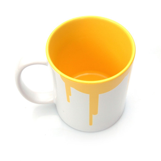Wylewa się Żółty Kubek ONE MUG A DAY