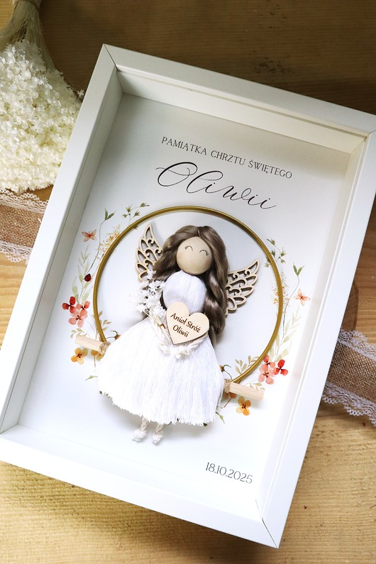 makramy Anioł Stróż z makramy w ramce na Chrzest Komunię Roczek