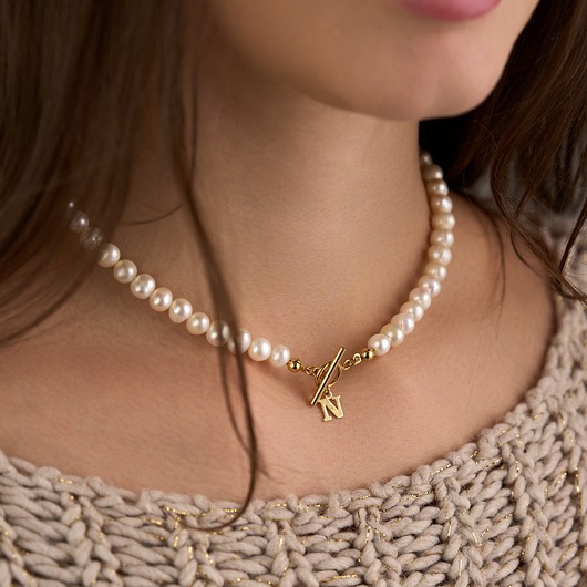 chokery Choker naszyjnik perły naturalne literka- srebro 925 pozłacane