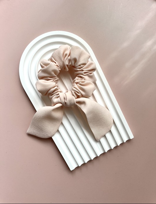gumki do włosów Różowa scrunchie Nina z odwiązywanymi uszkami