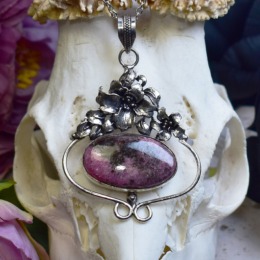 wisiory Miedziany posrebrzany wisiorek z kwiatami i rodonitem