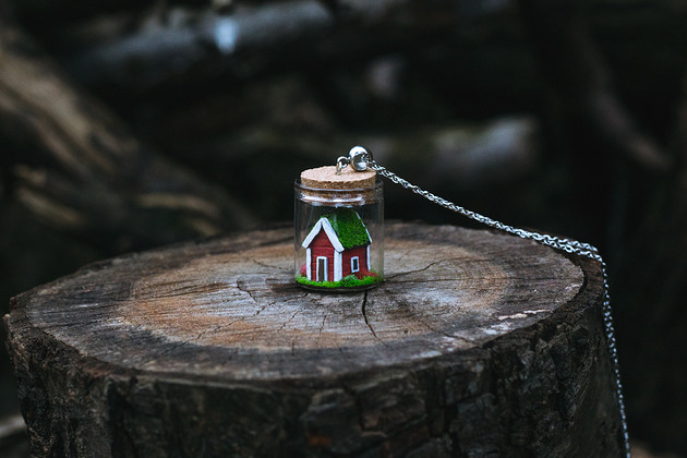 wisiory Wisior Słoik z zerwonym Domkiem