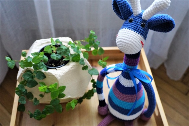 Szydełkowa Żyrafa - Blue Pompon Design