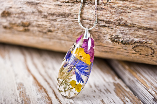 Naszyjnik z kwiatkami zatopionymi w żywicy So Jewelry
