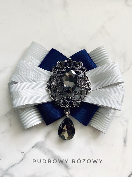 broszki Brosza z szarą kryształową ozdobą NEW