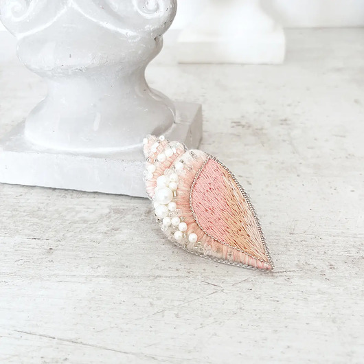 broszki Broszka MUSZLA 2 ręcznie haftowana przypinka morska muszelka