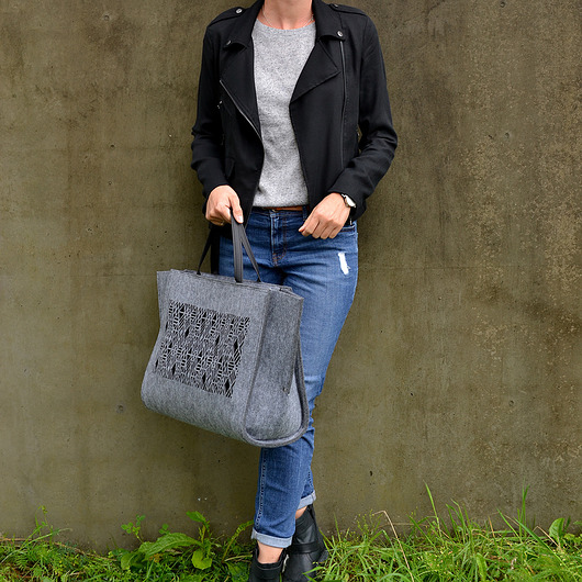 Szara filcowa duża torebka GeometricTraveler felt label