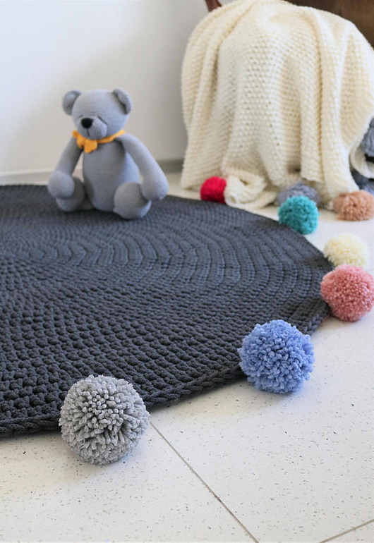Dywan okrągły gładki popielaty tęczowe pompony Made of Weaves