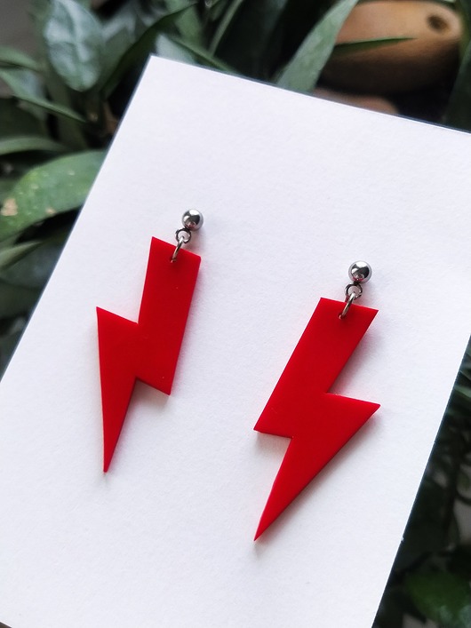 kolczyki z masy plastycznej Wiszące kolczyki czerwone błyskawice pioruny